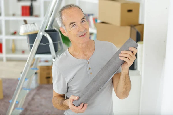 Retrato Hombre Mayor Sosteniendo Rollo Papel Pintado — Foto de Stock