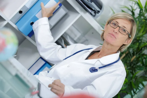 Medico Che Tira Fuori Cartella — Foto Stock