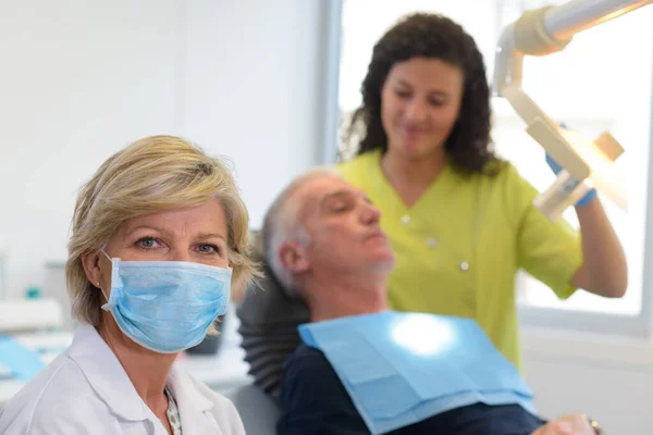 Portret Van Vrouwelijke Tandarts Tandartspraktijk — Stockfoto