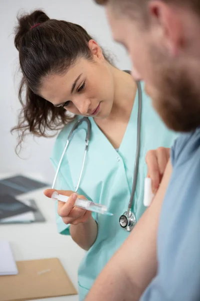 Médico Vacunando Paciente Masculino Primer Plano Clínica —  Fotos de Stock