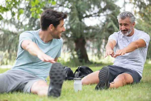 Homens Amigos Esticando Parque — Fotografia de Stock