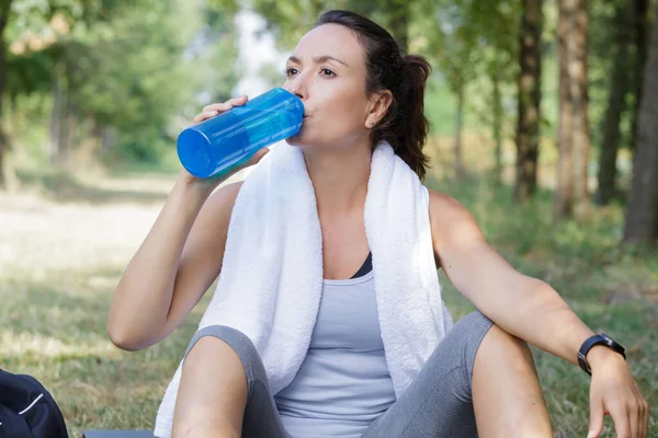 Feliz Hermosa Joven Bebiendo Agua — Foto de Stock