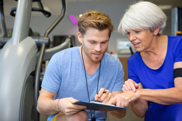 Personal Trainer Coaching Senior Woman — Fotografia de Stock