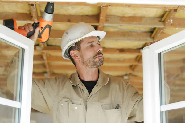 Stilig Man Installerar Fönster Ett Nytt Hus — Stockfoto