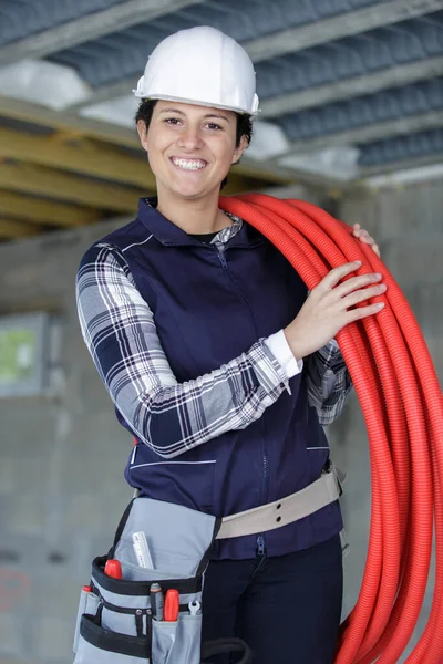 Fontanero Femenino Llevando Carrete Tubo Rojo —  Fotos de Stock