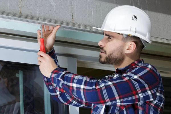 Joven Trabajador Construcción Monta Techo Suspendido — Foto de Stock