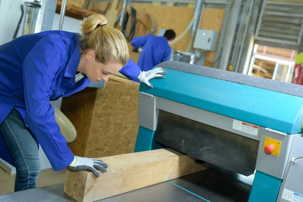 Par Trabajadores Insertando Bloque Madera — Foto de Stock