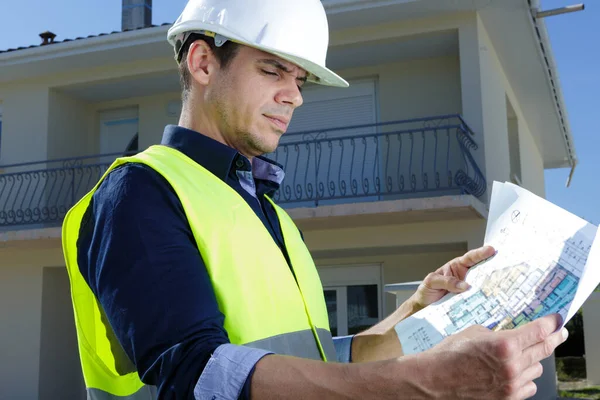 Hombre Con Construcción Casa Campo —  Fotos de Stock