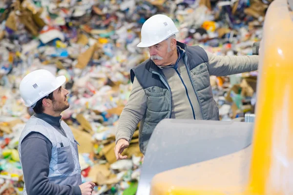 Retrato Trabalhadores Fábrica Reciclagem Conversando — Fotografia de Stock