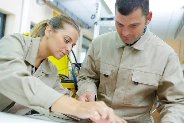 Trabajador Enseñando Las Mujeres Prácticas Cómo Utilizar Máquina —  Fotos de Stock