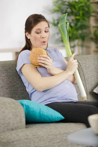 Gravid Kvinna Som Håller Hamburgare Och Purjolök — Stockfoto