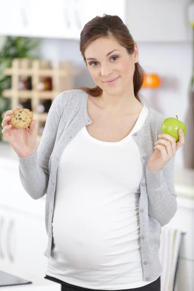 Gravid Kvinna Som Håller Ett Äpple Och Kaka — Stockfoto
