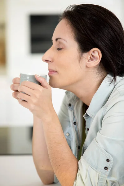 Donna Soddisfatta Godendo Aroma Del Suo Caffè — Foto Stock