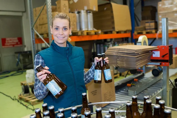 Trabajadora Operando Línea Montaje Producción Cerveza — Foto de Stock