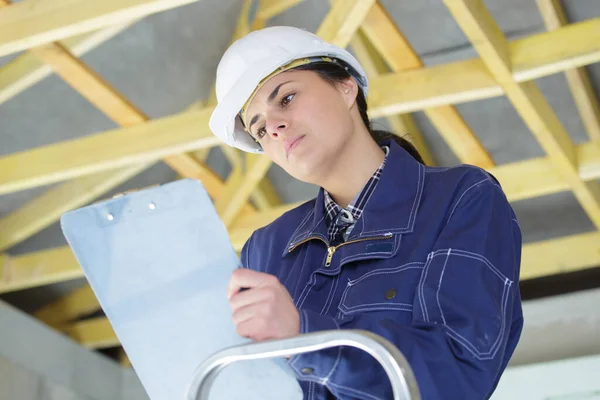 Femme Concentrée Constructeur Avec Presse Papiers — Photo