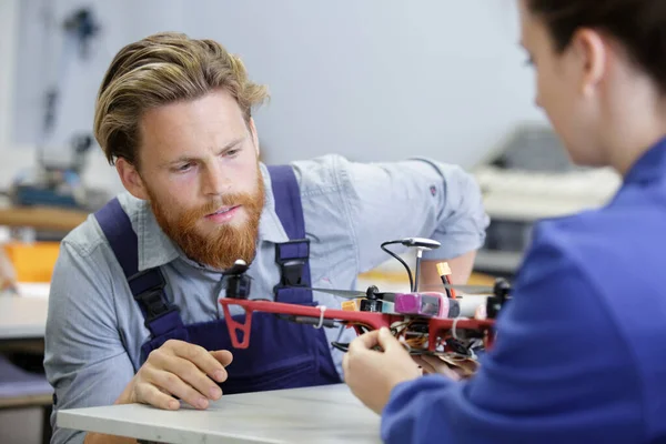 Mannelijke Vrouwelijke Ingenieurs Onderzoeken Een Nieuwe Uitvinding — Stockfoto