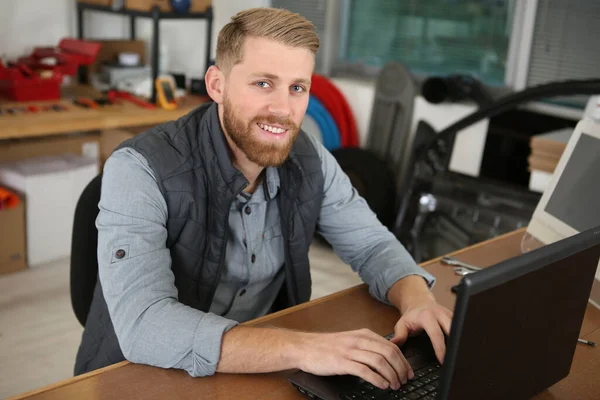 Manlig Arbetstagare Som Använder Bärbar Dator Sin Verkstad — Stockfoto