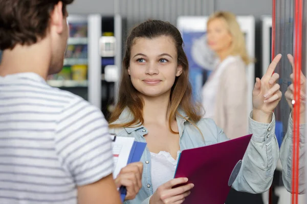 Ung Kvinna Frågar Vän Vad Han Vill Från Automaten — Stockfoto