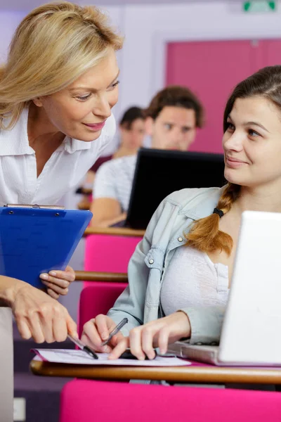 Insegnante Studente Microscopio — Foto Stock