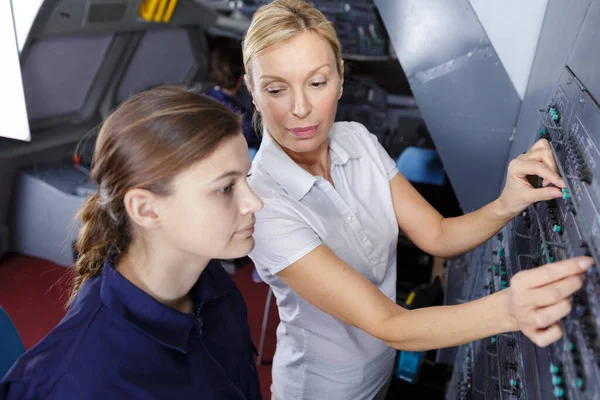 Femme Ingénieur Aéronautique Travaillant Sur Hélicoptère Dans Hangar — Photo