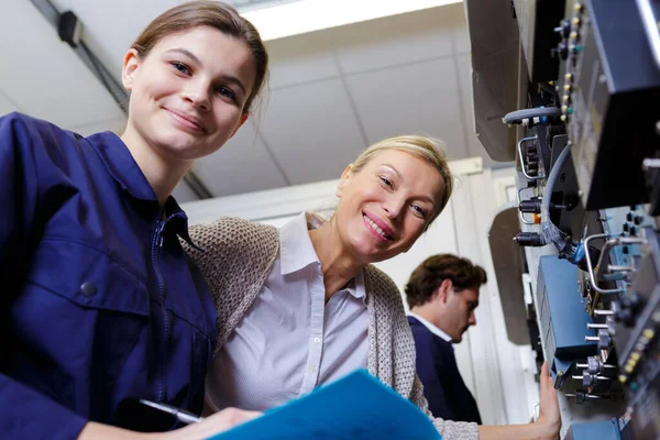 Deux Jolies Femmes Heureuses Dans Espace Travail — Photo