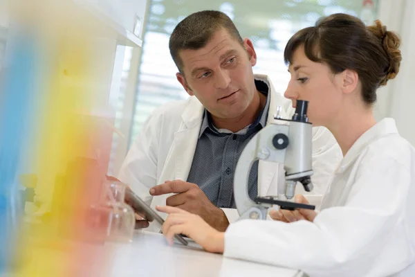 Portrait Une Écriture Souriante Dans Bloc Notes Laboratoire — Photo