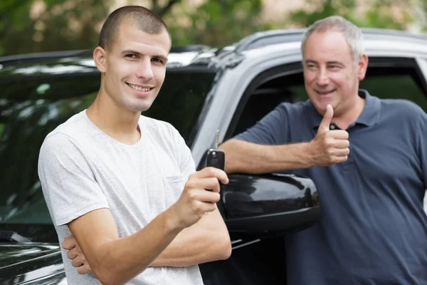 Heyecanlı Genç Adam Arabanın Anahtarlarını Gösteriyor — Stok fotoğraf