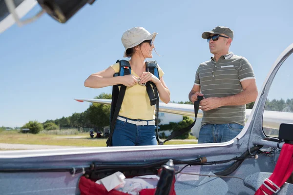 Vrouw Binden Parachute Aan Boord Glider — Stockfoto