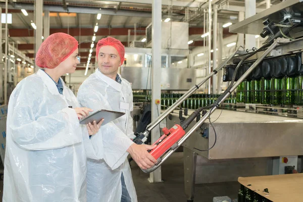 Dois Trabalhadores Manuais Sérios Fazendo Seu Trabalho Produção Fábrica — Fotografia de Stock