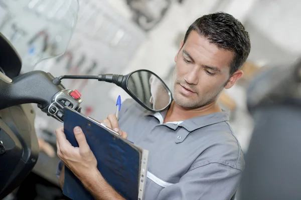 Mechanic Making Notes Clipboard — Stock Photo, Image