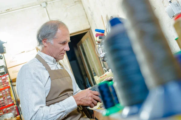 Ein Mann Ist Der Werkstatt — Stockfoto