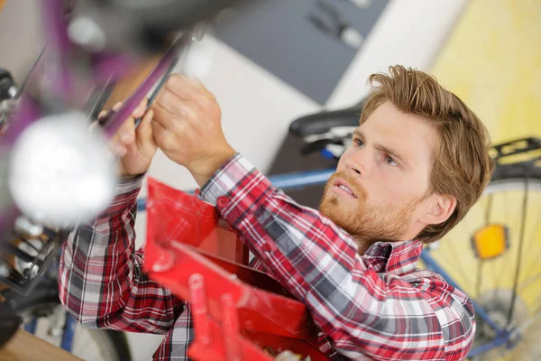 Reparatur Techniker Fahrräder Wurde Repariert Getriebe Fahrrad Shop — Stockfoto