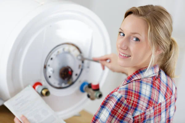 Vrouwelijke Lachende Technicus Die Aan Een Machine Werkt — Stockfoto