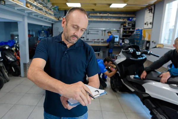 Retrato Trabalhador Masculino Loja Motocicletas — Fotografia de Stock