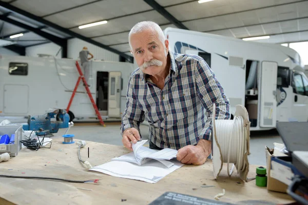 Oudere Mannelijke Werknemer Werkplaats — Stockfoto