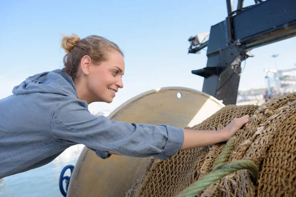 Egy Női Halászmunkás Közelsége — Stock Fotó