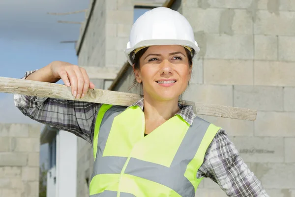 Mooie Houtbewerker Timmerwerk Met Houten Plank — Stockfoto