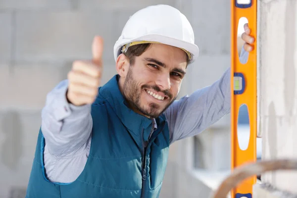 Arbeiter Mit Blauem Kragen Zeigt Daumen Nach Oben — Stockfoto