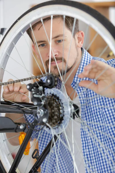 Mecánico Reparando Una Bicicleta Taller — Foto de Stock