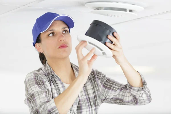 Vrouw Tijdens Onderhoud Filter Van Airconditioner — Stockfoto