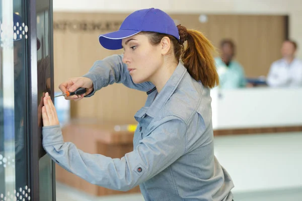 Woman Repair Vending Machine Screwdriver Hospital — Stock Photo, Image