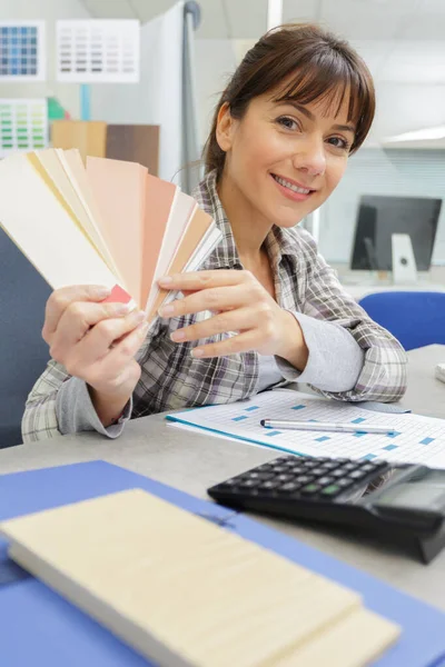 Donna Raccogliendo Colore Pareti Della Sua Casa — Foto Stock