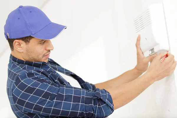 Construction Worker Puts Finishing Touch Wall — Stock Photo, Image