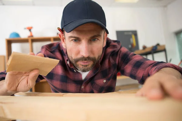 Tischlermeister Bei Der Holzverarbeitung — Stockfoto