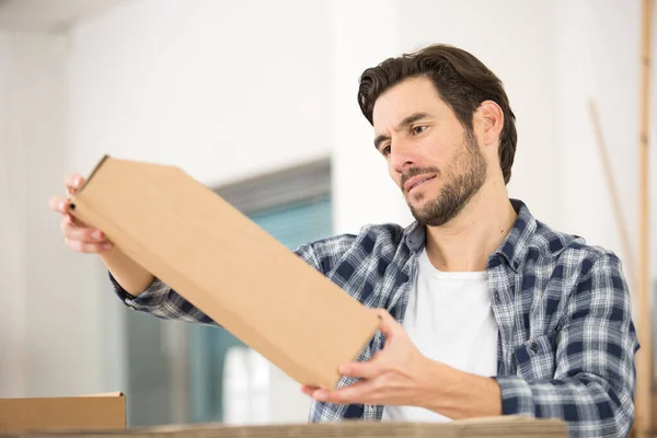 Man Met Een Kartonnen Doos — Stockfoto