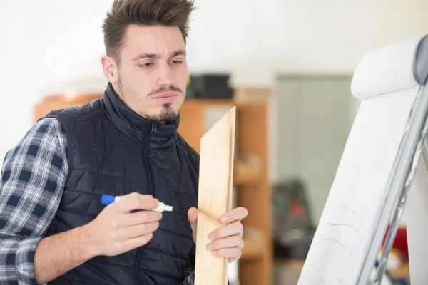 Architect Tekent Schetsen Van Een Gebouw Een Verticaal Bord — Stockfoto