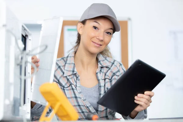 Técnica Feminina Trabalhando Aparelho Segurando Tablet — Fotografia de Stock