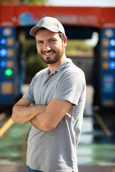 Deliveryman Arms Crossed Outdoors — Stock Photo, Image