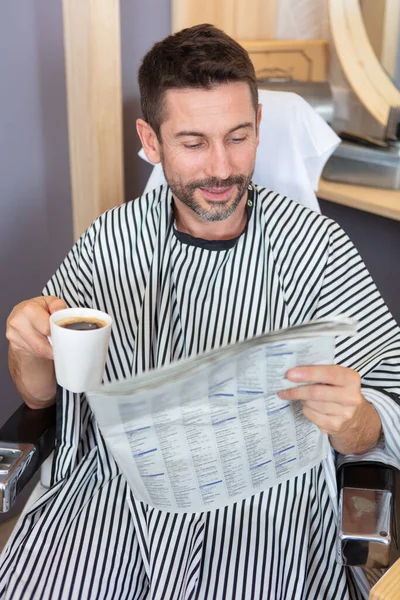 Šťastný Chlap Pije Nápoj Salonu Krásy — Stock fotografie