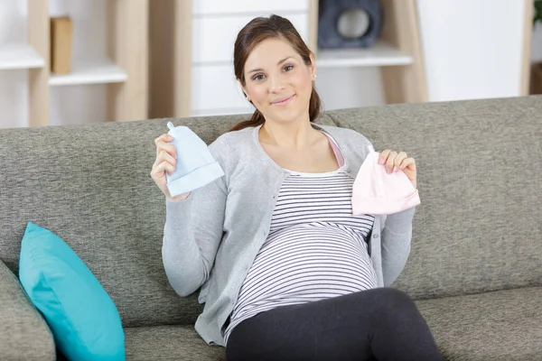 Femme Enceinte Montrant Des Chapeaux Caméra — Photo